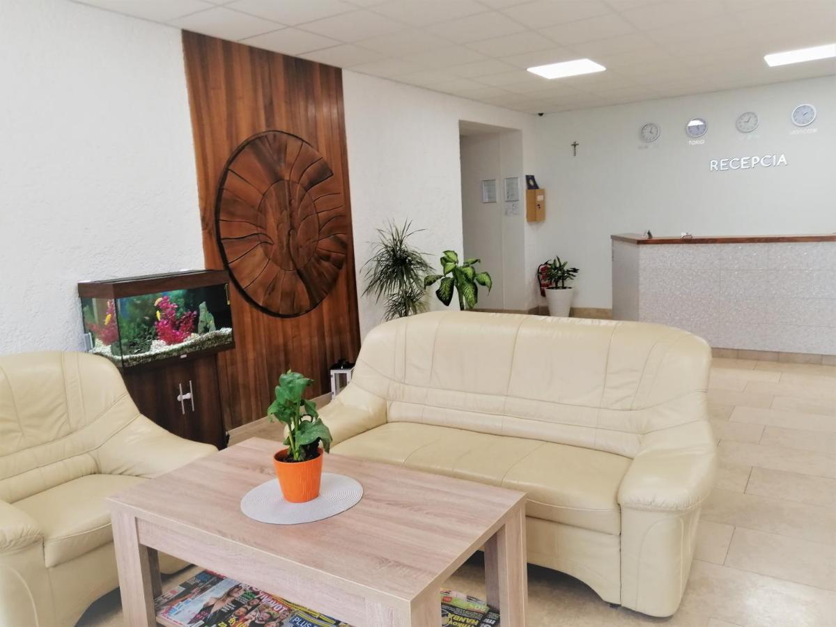 Penzion Adriana Nové Mesto nad Váhom Exterior foto