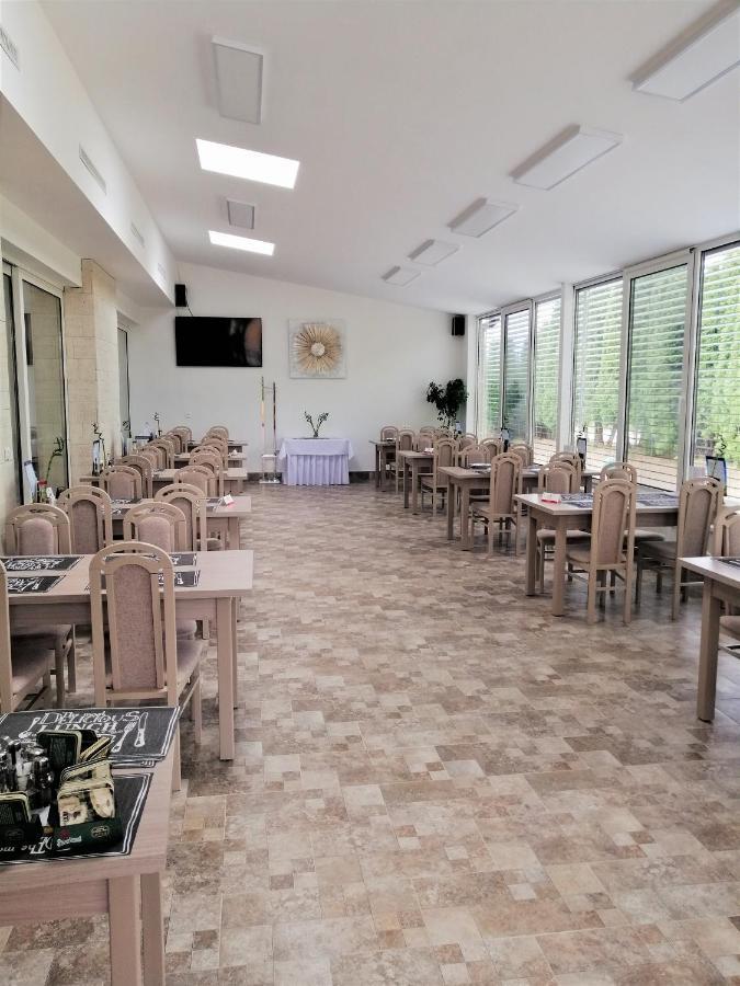 Penzion Adriana Nové Mesto nad Váhom Exterior foto